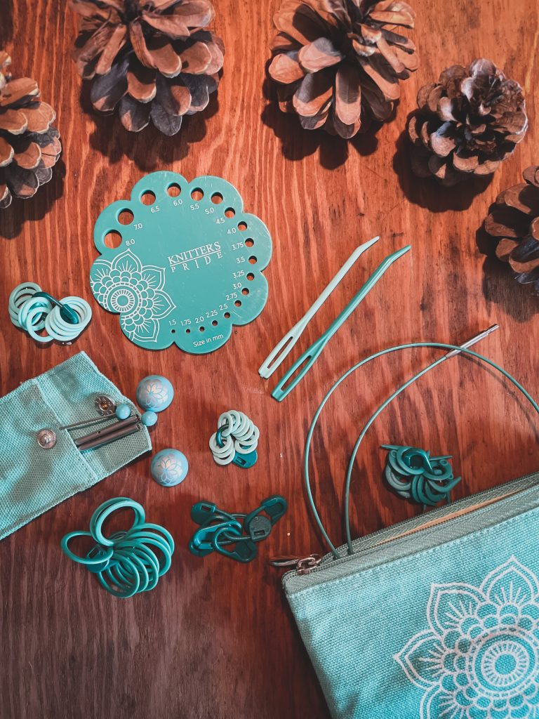 Les accessoires du kit d'aiguilles circulaires interchangeables Believe (collection Mindful par Knitter's Pride)