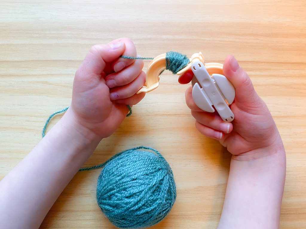 How to make a yarn pompom - Comment faire un pompon de laine