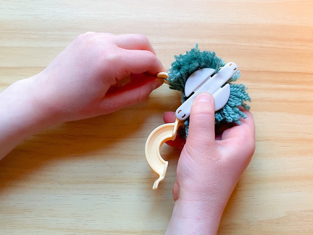 How to make a yarn pompom - Comment faire un pompon de laine