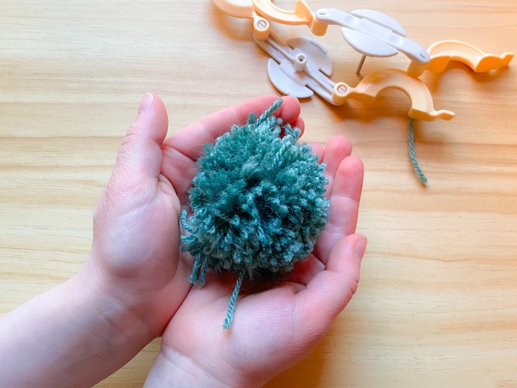 How to make a yarn pompom - Comment faire un pompon de laine