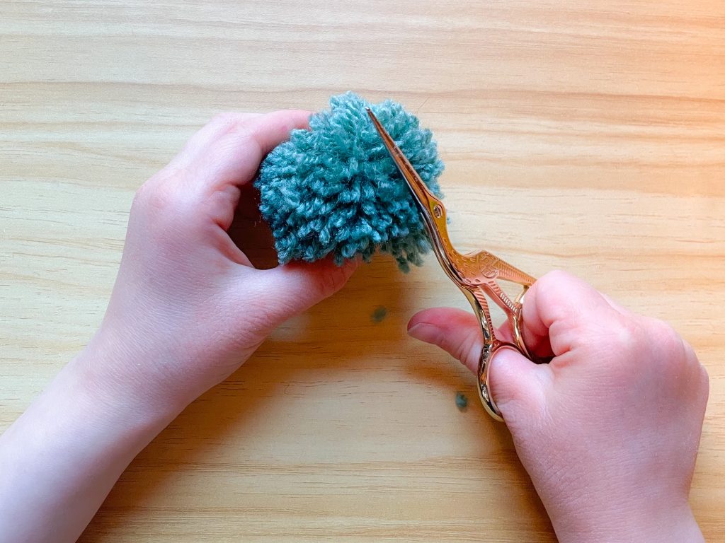 How to make a yarn pompom - Comment faire un pompon de laine