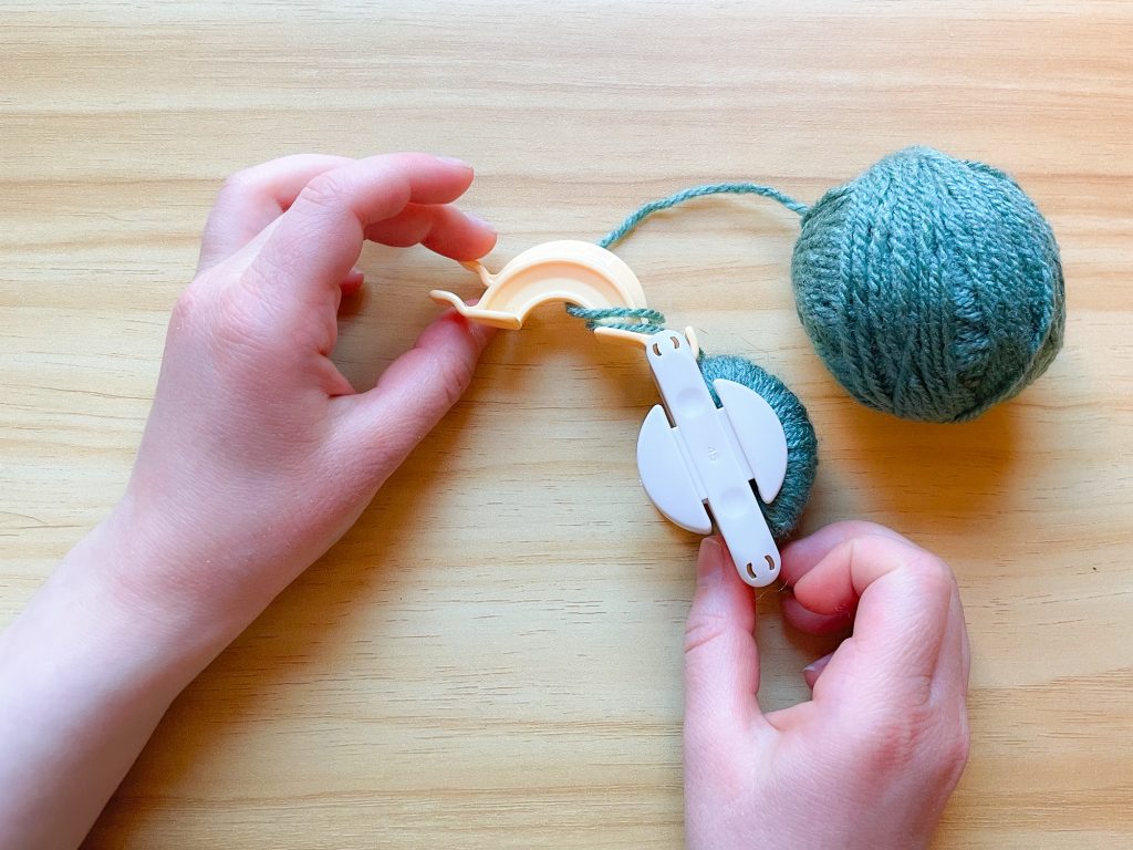 How to make a yarn pompom - Comment faire un pompon de laine