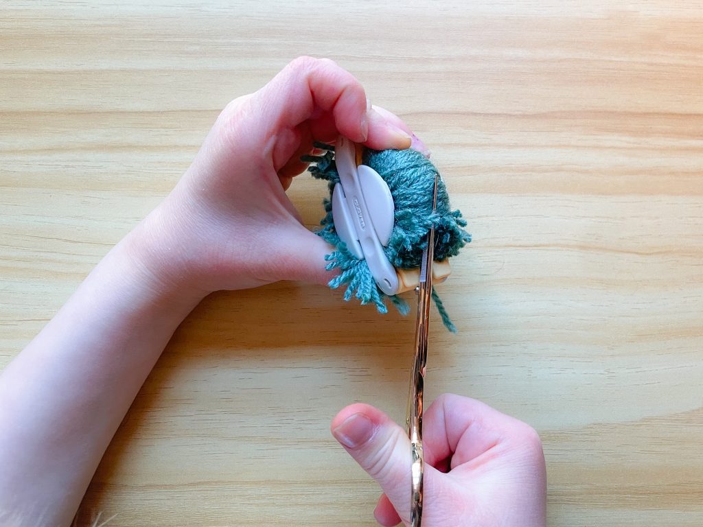 How to make a yarn pompom - Comment faire un pompon de laine