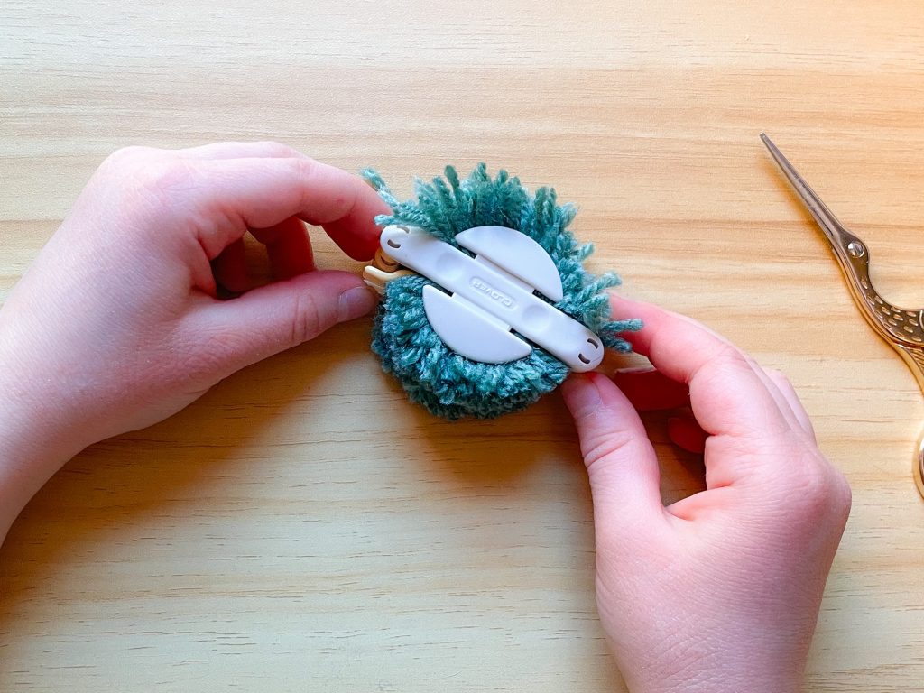 How to make a yarn pompom - Comment faire un pompon de laine