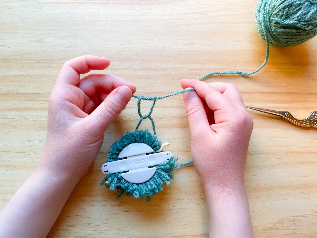 How to make a yarn pompom - Comment faire un pompon de laine