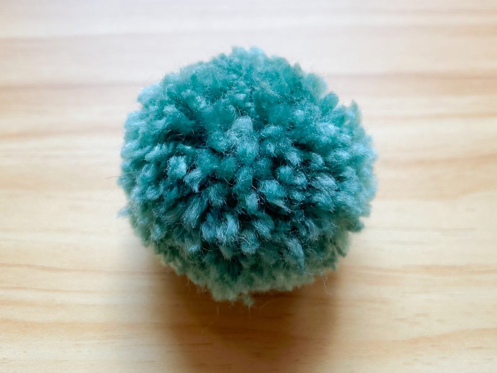 How to make a yarn pompom - Comment faire un pompon de laine