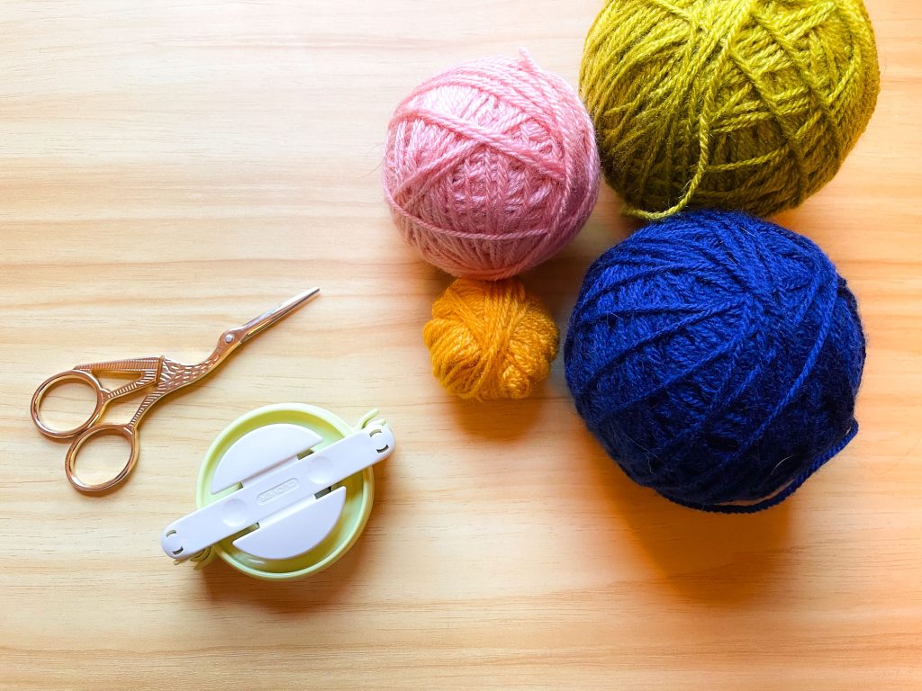 How to make a multicolored yarn pompom - Comment faire un pompon de laine multicolore