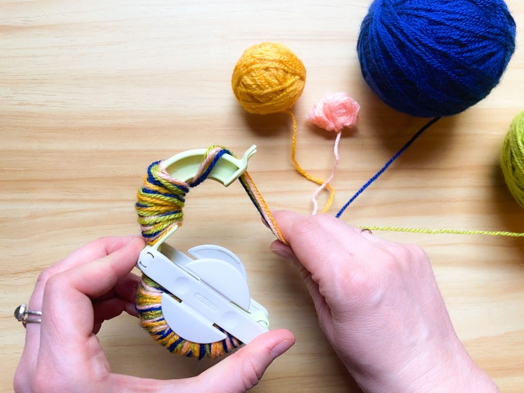 How to make a multicolored yarn pompom - Comment faire un pompon de laine multicolore