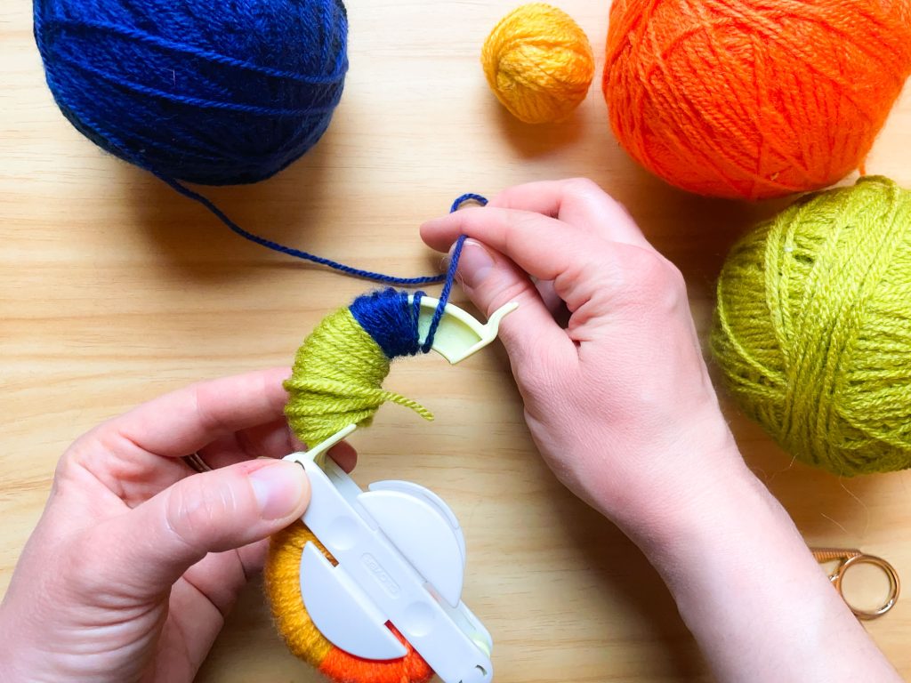 How to make a multicolored yarn pompom - Comment faire un pompon de laine multicolore