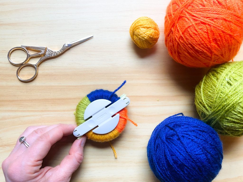 How to make a multicolored yarn pompom - Comment faire un pompon de laine multicolore