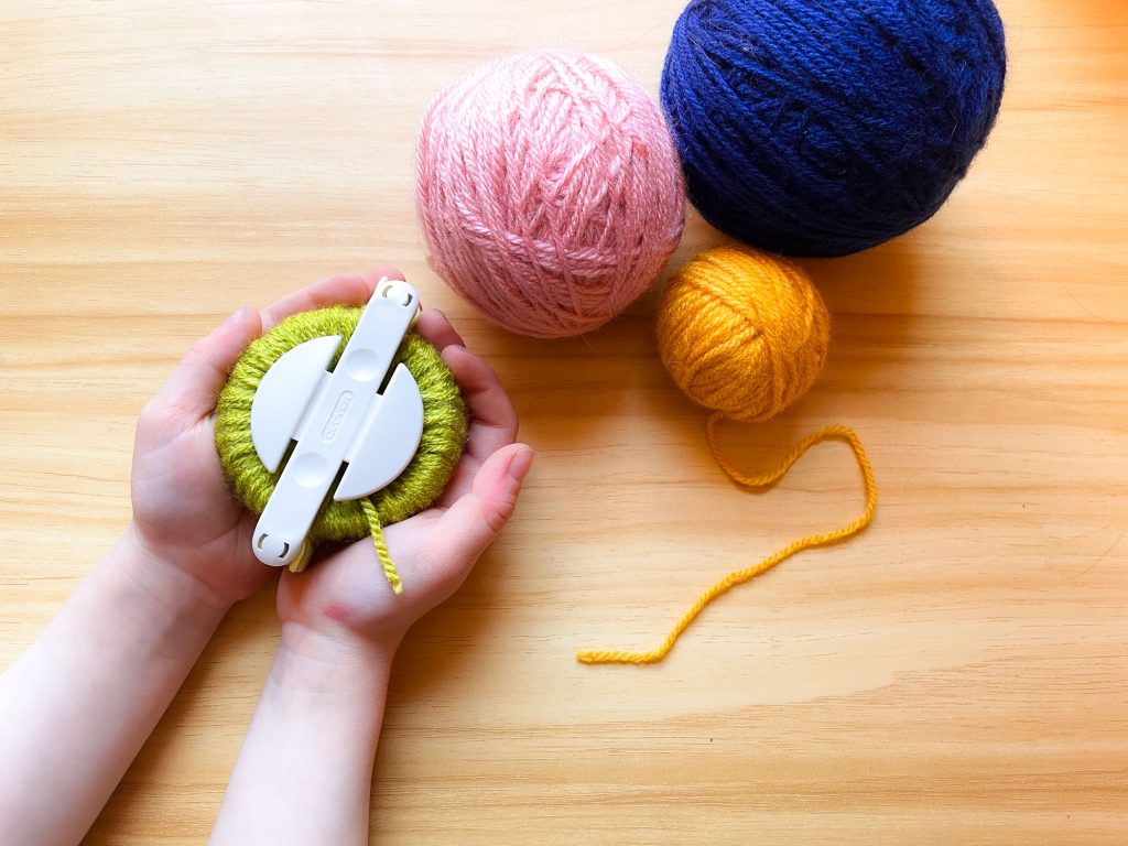 How to make a multicolored yarn pompom - Comment faire un pompon de laine multicolore