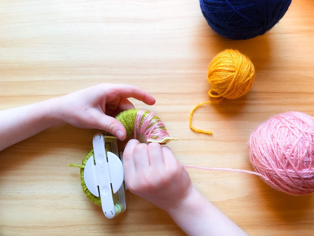 How to make a multicolored yarn pompom - Comment faire un pompon de laine multicolore