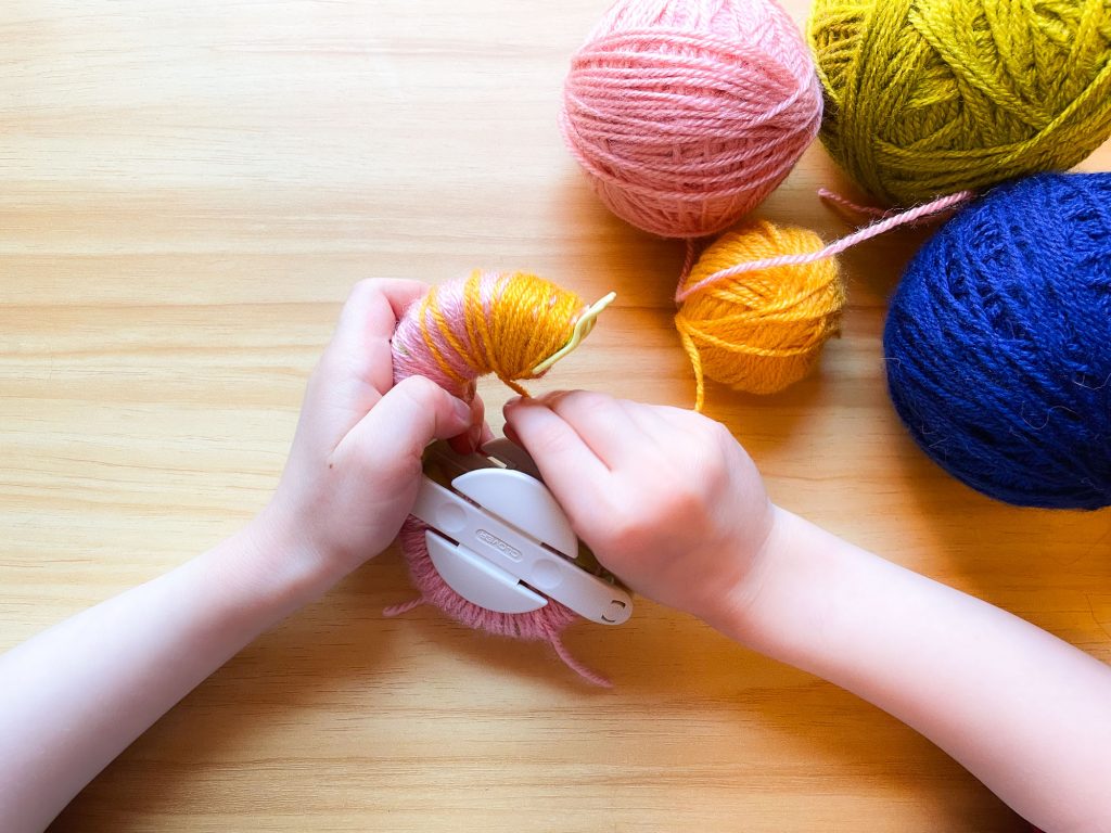 How to make a multicolored yarn pompom - Comment faire un pompon de laine multicolore