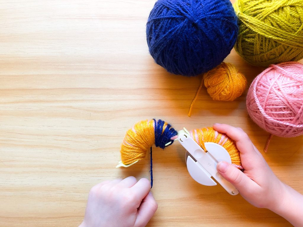 How to make a multicolored yarn pompom - Comment faire un pompon de laine multicolore