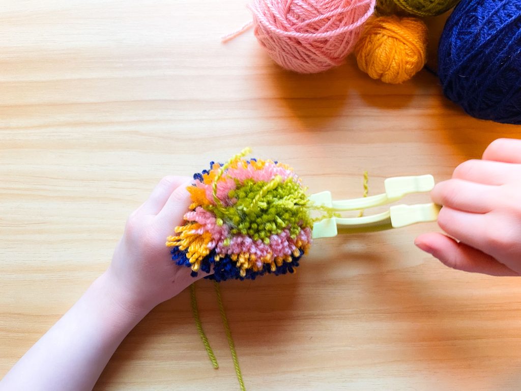 How to make a multicolored yarn pompom - Comment faire un pompon de laine multicolore