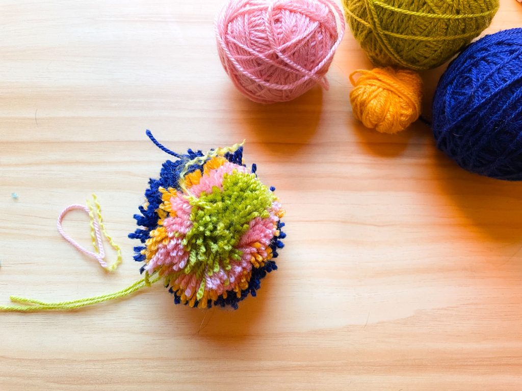 How to make a multicolored yarn pompom - Comment faire un pompon de laine multicolore