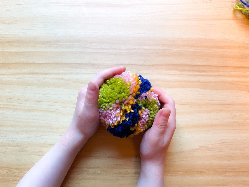 How to make a multicolored yarn pompom - Comment faire un pompon de laine multicolore