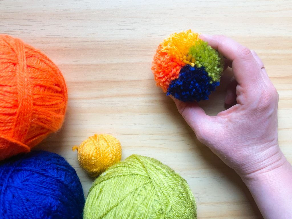 How to make a multicolored yarn pompom - Comment faire un pompon de laine multicolore