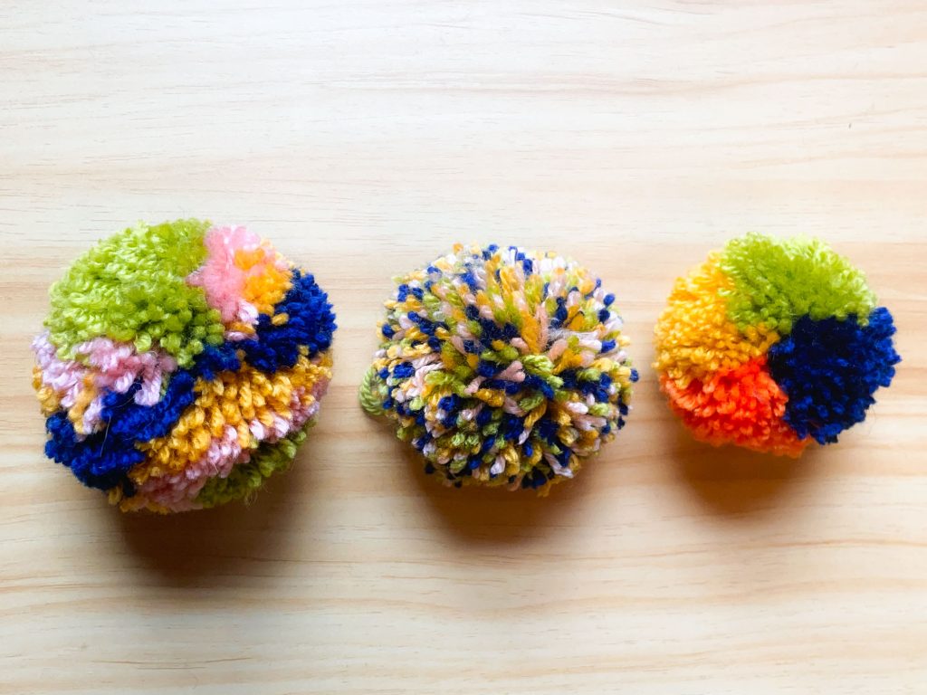 How to make a multicolored yarn pompom - Comment faire un pompon de laine multicolore