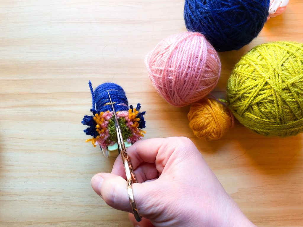 How to make a multicolored yarn pompom - Comment faire un pompon de laine multicolore