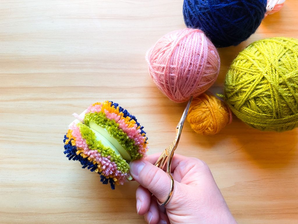 How to make a multicolored yarn pompom - Comment faire un pompon de laine multicolore