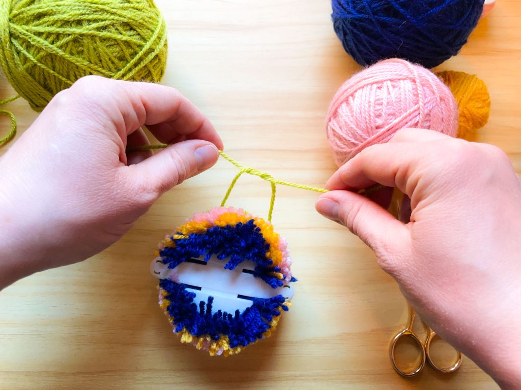 How to make a multicolored yarn pompom - Comment faire un pompon de laine multicolore