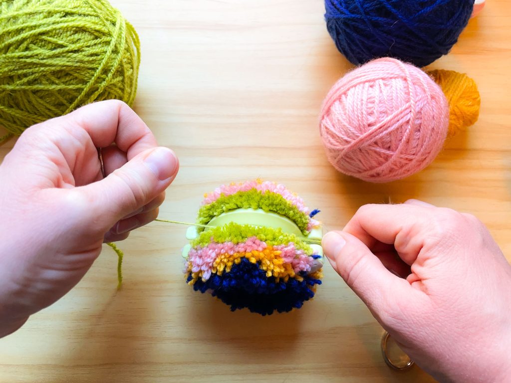 How to make a multicolored yarn pompom - Comment faire un pompon de laine multicolore