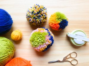 How to make a multicolored yarn pompom - Comment faire un pompon de laine multicolore