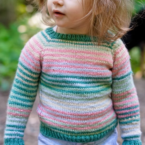 Tiny Lineage Sweater Knitting Pattern - Patron de tricot du petit chandail pull la lignée pour bébés et enfants