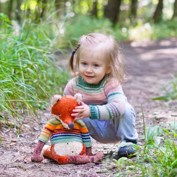 Tiny Lineage Sweater Knitting Pattern - Patron de tricot du petit chandail pull la lignée pour bébés et enfants