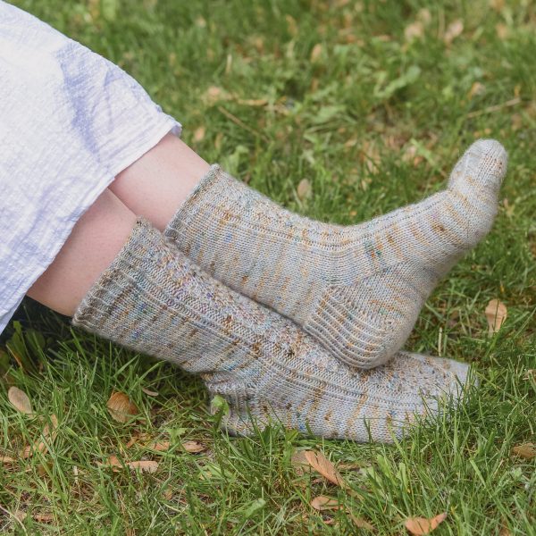 Lyrebird Socks Knitting Pattern - Patron de tricot bas Lyrebird