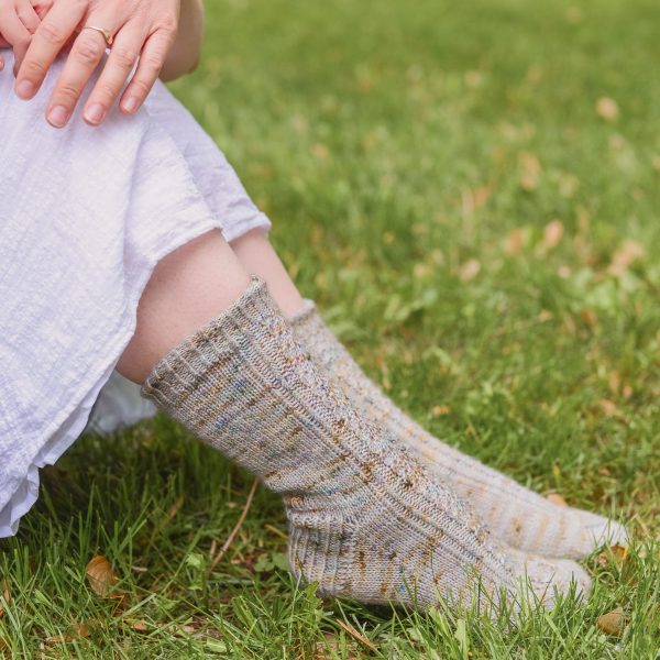 Lyrebird Socks Knitting Pattern - Patron de tricot bas Lyrebird