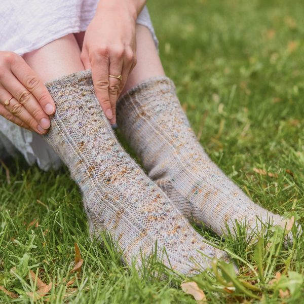 Lyrebird Socks Knitting Pattern - Patron de tricot bas Lyrebird