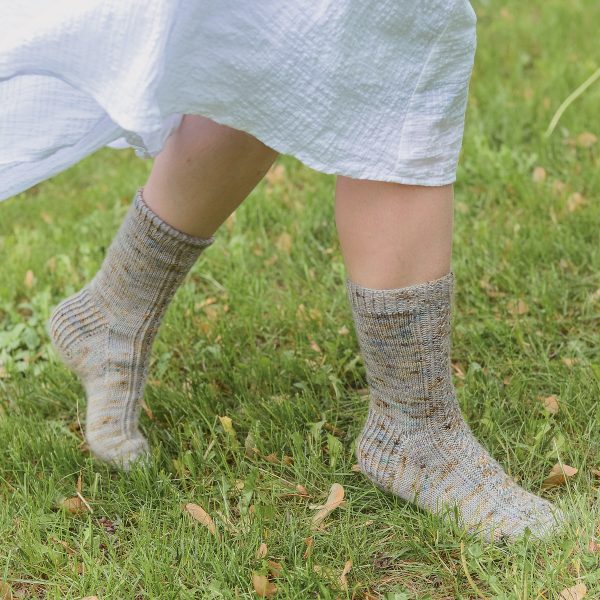 Lyrebird Socks Knitting Pattern - Patron de tricot bas Lyrebird