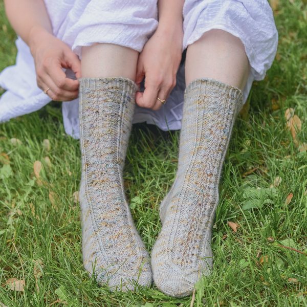 Lyrebird Socks Knitting Pattern - Patron de tricot bas Lyrebird